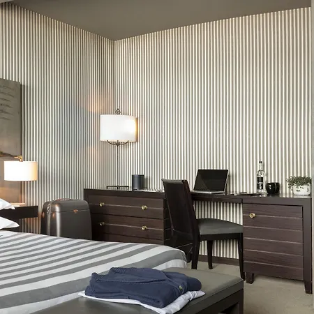 Hotell Square 5*