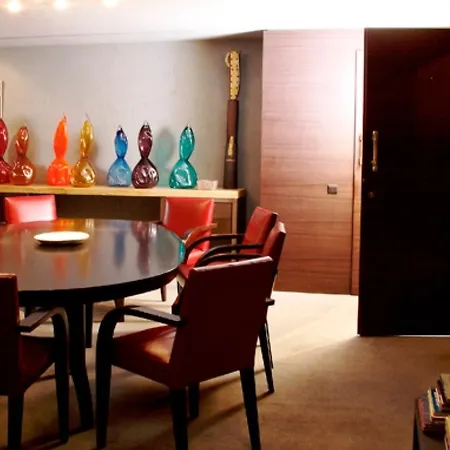 Hotell Square 5*
