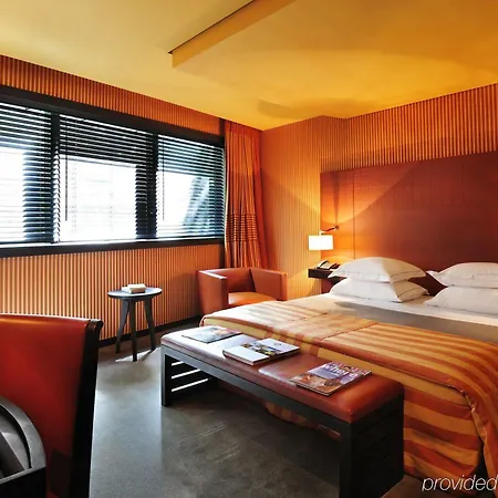Square Hotel